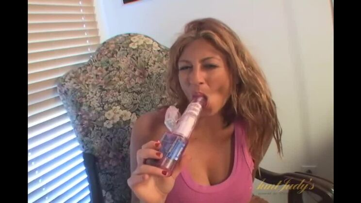 Voluptuous Lucky Masturbates with Big Boobs Bouncing