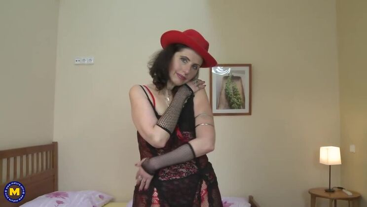 Darlena's hairy mature solo with toys