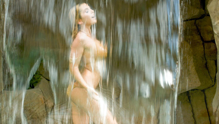 [MYLF] - The Neighbors' MILF Splash - Chad White - Christie Stevens