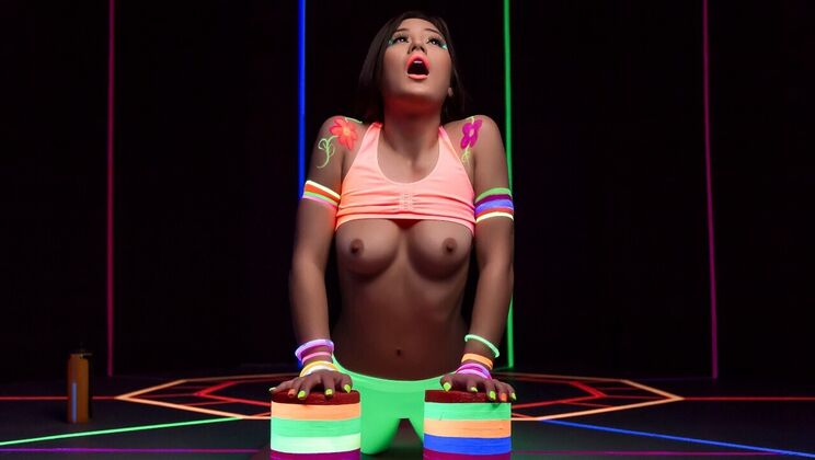 [Brazzers] - Kendra Spade and Johnny Sins Get Glowing - Johnny Sins - Kendra Spade