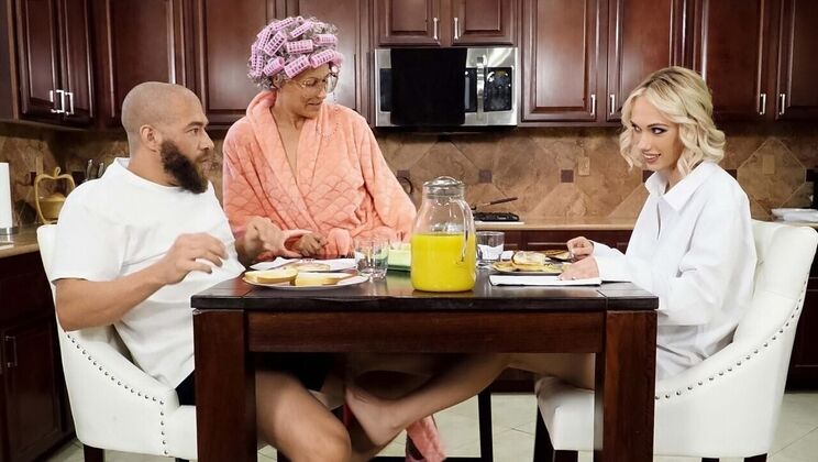 [Brazzers] - Morning Blowjob with Oil - Xander Corvus - Sky Pierce