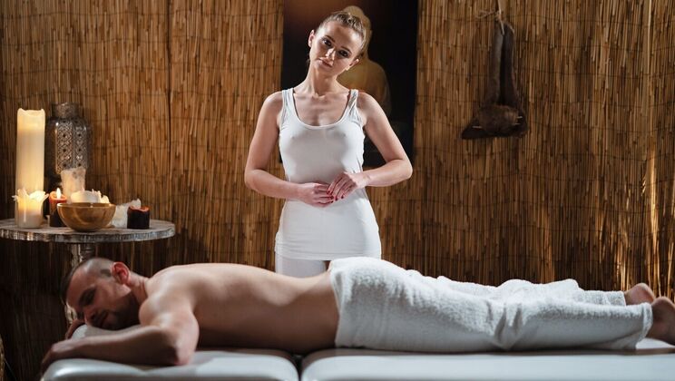 [MassageRooms] - Czech Babe Lady Bug in Oil Massage and Sex - Lady Bug - Alex Vichner