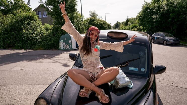 [FakeTaxi] - Outdoor Cumshot with Tattooed Brunette - Linda del Sol