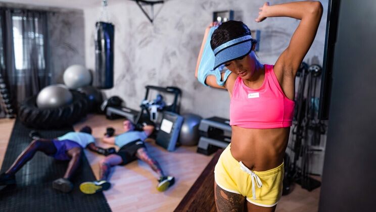 [FitnessRooms] - Standing doggystyle threesome with short-haired teen