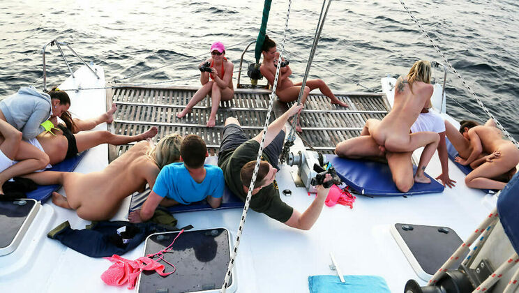 [SummerSinners] - Julia and Friends Get Wild on Boat Part 2 - Julia De Lucia - Mea Melone - Jimena Lago - Bianca Ferrero - Angel Piaf