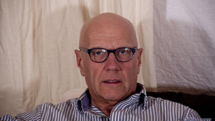 [Oldje] - Hugo Gives Nisha a Footjob Treat