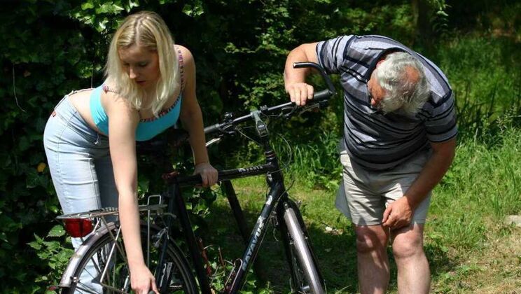 [Oldje] - Outdoor Sex on a Bike - Susan - Gustavo