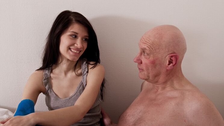 [Oldje] - Lilli Gives Hugo a Blowjob During Cleaning