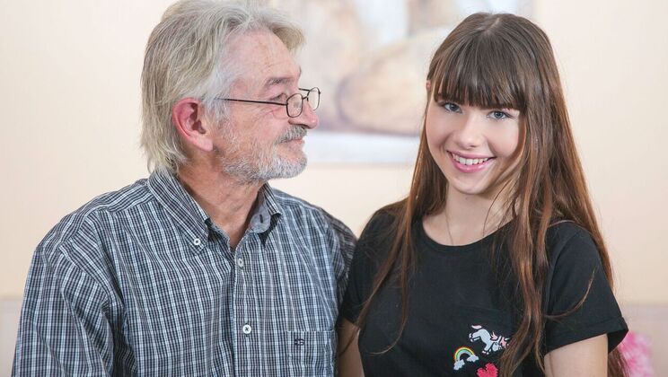 [Oldje] - Maid's Intimate Moment with Older Man