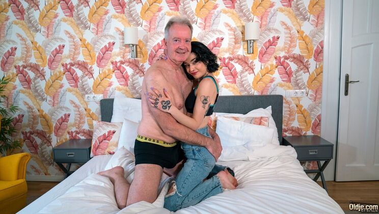 [Oldje] - Oldie Gets Special Treat