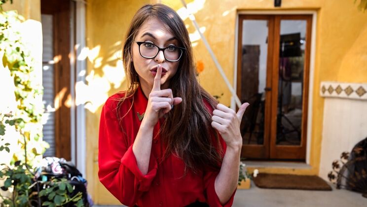 [PropertySex] - Brunette Riley's Blowjob Surprise