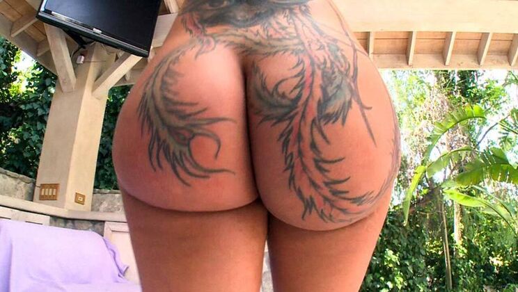 Bella Bellz Licks and Teases in Pussy Licking Scene