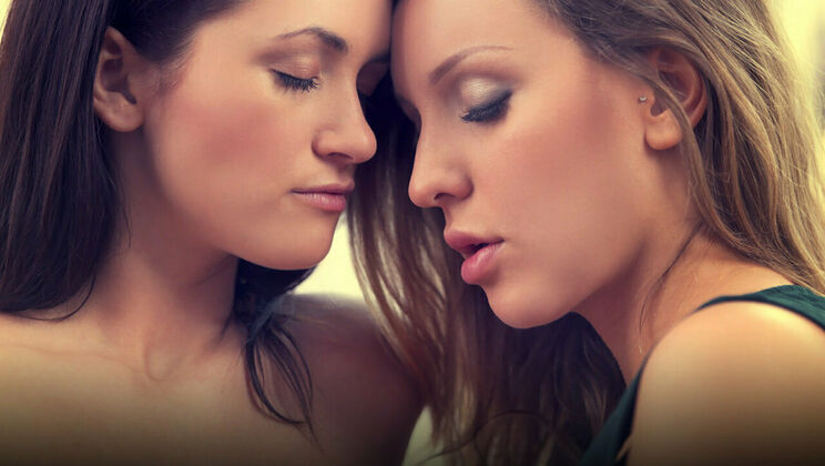 [SexArt] - Blonde and Brunette Passionate Kiss - Whitney Conroy - Tess B