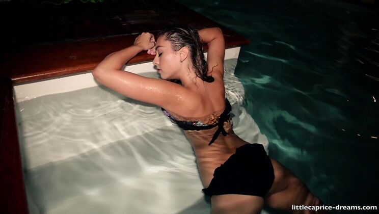 [CapriceDivas] - Water Play and Fingering with Sabrisse - Sabrisse