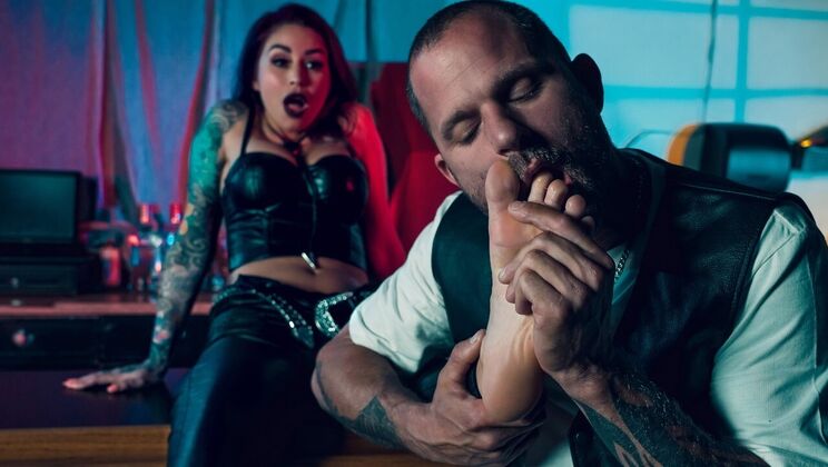 [DigitalPlayground] - Monique Alexander's Feet Get Worshiped in the Bar - Monique Alexander - Scott Nails